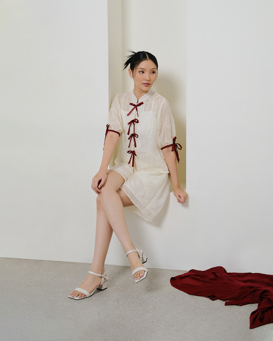 和諧 Héxié | Two Piece Sleeve Embroidery Silk With Red Ribbon and Short pants